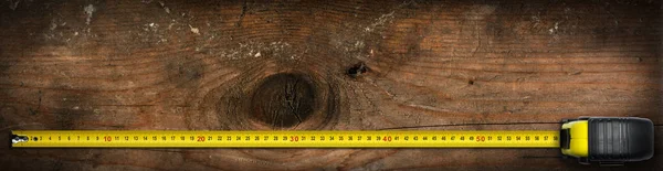 Ruban à mesurer sur une vieille table de travail en bois avec espace de copie — Photo