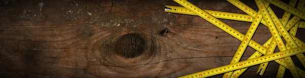 De nombreux rubans à mesurer sur une table en bois - Photo horizontale — Photo