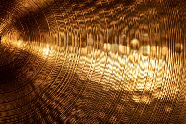 Primo piano estremo di un vecchio piatto dorato di drum kit — Foto Stock