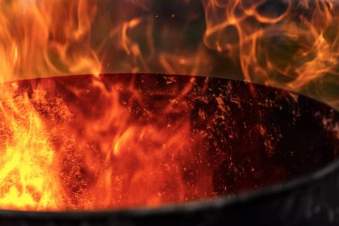 Eski metal bir kutunun içinde alevlerin yakın çekimi