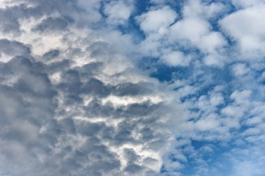 Bulutlu mavi gökyüzü - Tam çerçeve arkaplan