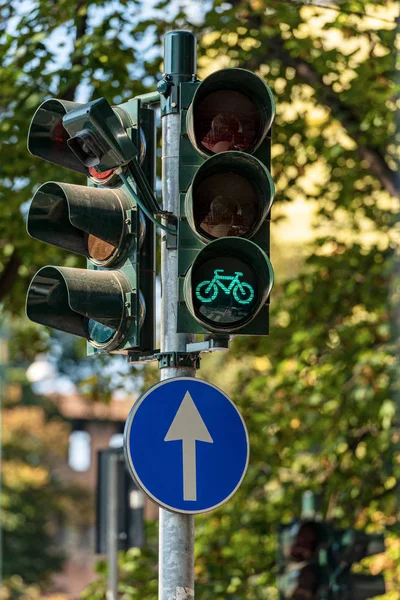Zielone światło dla ścieżki rowerowej - Mediolan Włochy — Zdjęcie stockowe