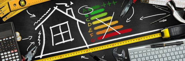 House Energy Efficiency Rating - krijttekening en werktuigen Stockfoto