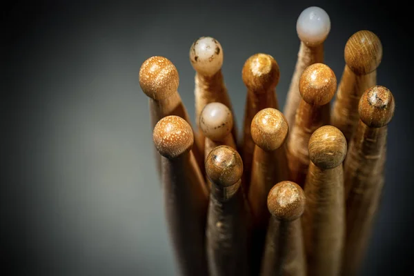 Tambours d'occasion en bois sur fond sombre - Instrument de percussion — Photo