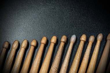 Koyu arkaplanda ahşap bagetler kullanılmış.