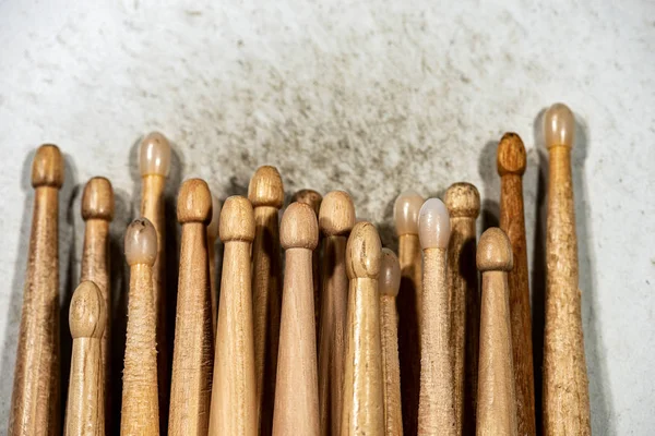 Many wooden drumsticks on an old snare drum - Percussion instrument — ストック写真