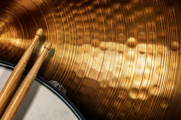 Twee houten drumstokken op een snaredrum en gouden cimbaal - Percussie-instrument — Stockfoto