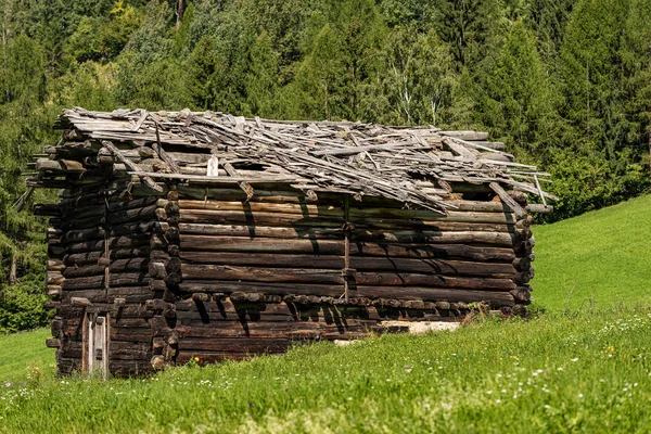 Velho celeiro de madeira com telhado quebrado - Val di Fiemme Trentino Itália — Fotografia de Stock