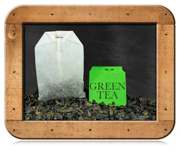 Grüner Teebeutel auf einer Tafel mit Kopierraum isoliert auf weiß — Stockfoto