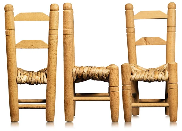 Régi fából készült szék szalmaüléssel - elszigetelt fehér — Stock Fotó