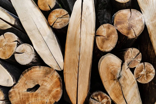 Primer plano de troncos de árboles cortados y apilados - Fondo —  Fotos de Stock