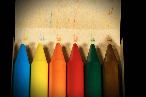 Primer plano de una vieja caja con seis lápices de colores — Foto de Stock