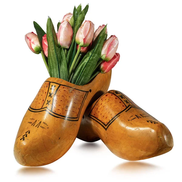 Zuecos y tulipanes de madera holandeses aislados sobre fondo blanco — Foto de Stock