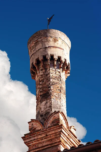 Starověký komín na modré obloze s mraky - Arco di Trento Itálie — Stock fotografie