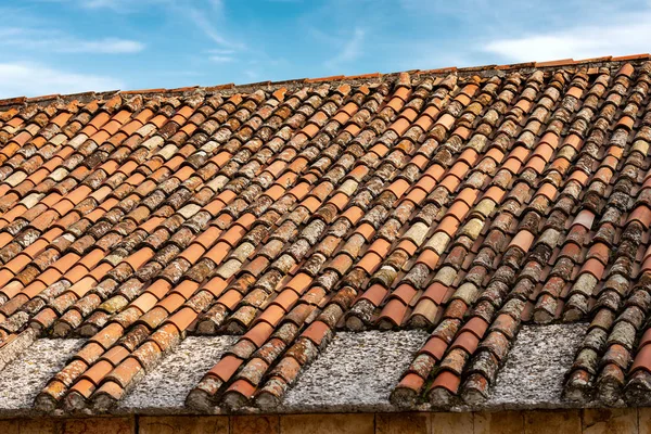 Dach mit neuen und alten Terrakottafliesen - Venetien Italien — Stockfoto