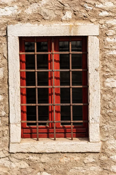 Okno s tepanými železnými bezpečnostními mřížemi - Veneto Itálie — Stock fotografie