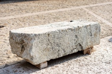 Kaldırımda taş blok olarak kullanılır - Venedik İtalya