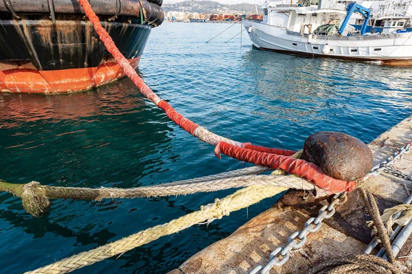 Stor förtöjning pollare med hökar i hamnen - La Spezia Italien — Stockfoto