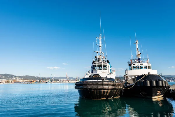 Dos remolcadores amarrados en el puerto de La Spezia Italia —  Fotos de Stock