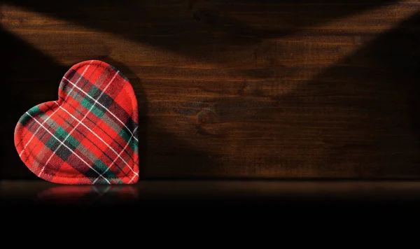 Tkanina tvar srdce na dřevěném pozadí — Stock fotografie