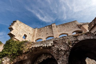 Avusturya İmparatorluğu 'nun eski Mollinary Kalesi (Forte di Monte) kalıntıları (1849-1852) Verona, Veneto, İtalya ve Avrupa yakınlarındaki Adige Vadisi' ndeki sınırı korumak için inşa edilmiştir.