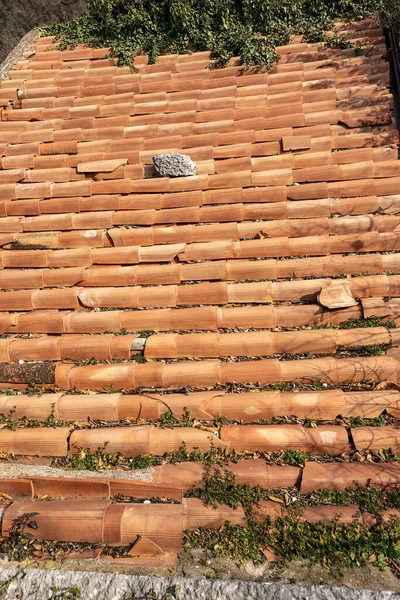 壊れた粘土テラコッタタイル イタリア語でコッポ と古い屋根の閉鎖 ヴェネト イタリア ヨーロッパ — ストック写真
