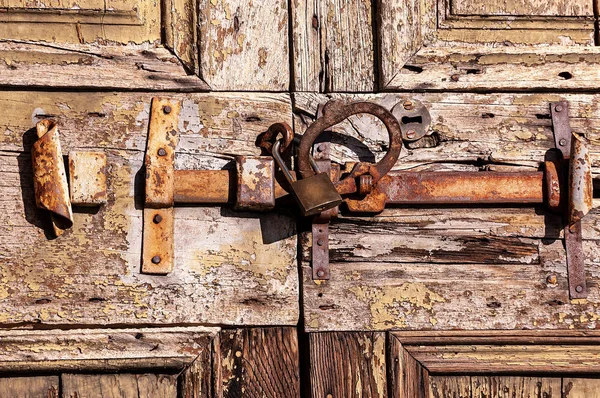 用一把生锈的铁制大门闩 挂锁和锁孔对一扇旧木门进行近距离检查 意大利伦巴第 — 图库照片