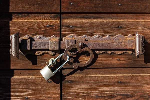 Primer Plano Una Antigua Puerta Madera Con Gran Pestillo Hierro — Foto de Stock