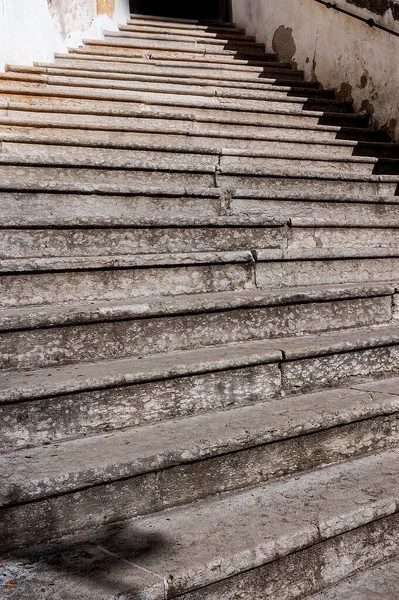 Fechar Uma Escada Com Degraus Pedra Velhos Fundo Trentino Alto — Fotografia de Stock