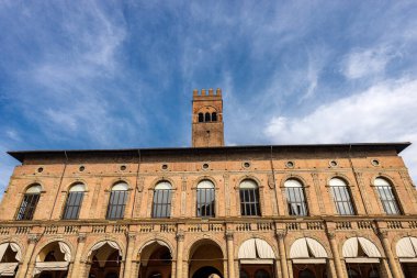 Palazzo Re Enzo (Kral Enzo) Piazza Maggiore 'da. Bologna, Emilia-Romagna, İtalya ve Avrupa şehir merkezinde antik Gotik tarzı saray (1245)