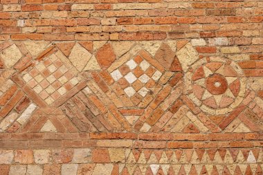 Santo Stefano Bazilikası 'nın antik tuğla duvarı. Eski Hıristiyan, Romen ve Gotik tarzında Yedi Kilise olarak da bilinir. Bologna, Emilia-Romagna, İtalya, Avrupa