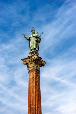 San Domenico 'nun bakır heykeli (Guzman' ın Aziz Dominic 'i) bulunan antik sütun, Emilia-Romagna, İtalya, Avrupa
