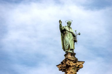 San Domenico 'nun bakır heykeli (Guzman' ın Aziz Dominic 'i) bulunan antik sütun, Emilia-Romagna, İtalya, Avrupa