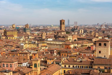 Şehir merkezindeki Bologna şehri San Pietro Metropolitan Katedrali 'nin çan kulesinden görüldü. Merkezinde San Giacomo Maggiore Bazilikası, XIV. Yüzyıl, Emilia-Romagna, İtalya, Avrupa