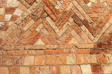 Santo Stefano Bazilikası 'nın antik tuğla duvarı. Eski Hıristiyan, Romen ve Gotik tarzında Yedi Kilise olarak da bilinir. Bologna, Emilia-Romagna, İtalya, Avrupa