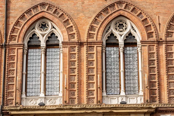 Närbild Två Mullioned Fönster Fören Palazzo Accursio Rådhuset Centrum Bologna — Stockfoto