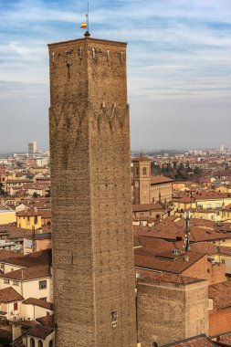 Torre dei Prendiparte ayrıca taçlandırılmış kule ve Torre dei Guidozagni (XII yüzyıl) olarak da bilinir ve San Pietro Metropolitan Katedrali 'nin çan kulesinden Bologna şehri olarak görülür. Emilia-Romagna, İtalya, Avrupa