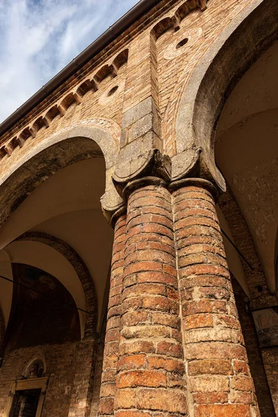 Starověké Cihlové Sloupy Baziliky Santo Stefano Také Známý Pod Názvem — Stock fotografie