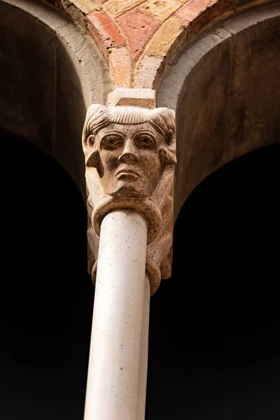 Древние Колонны Столицами Форме Человеческой Головы Монастырь Базилики Санто Стефано — стоковое фото