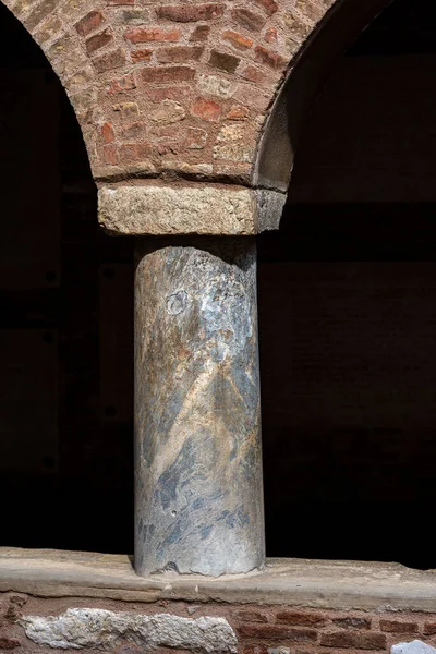 Antigua Columna Mármol Con Capitel Piedra Pared Ladrillo Claustro Basílica —  Fotos de Stock