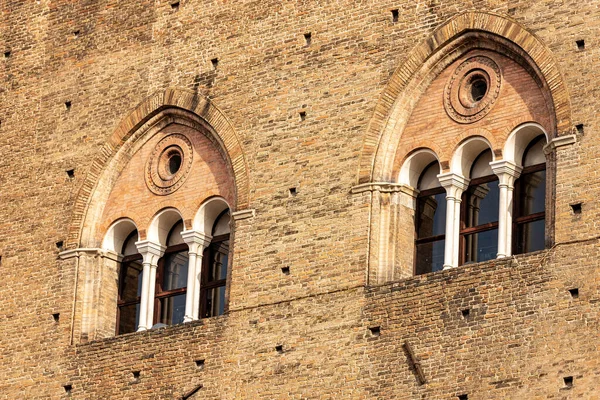 Zbliżenie Dwóch Ściętych Okien Trójkątny Lancet Średniowiecznego Pałacu Palazzo Enzo — Zdjęcie stockowe