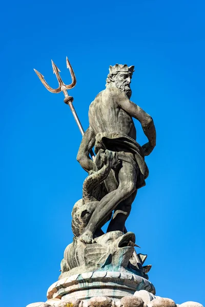 Close Van Het Bronzen Beeld Van Neptunus Romeinse God Fontein — Stockfoto