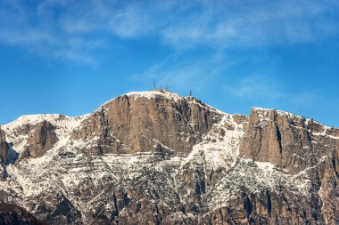 Paganella Zirvesi veya Cima Roda (2125 metre), Trento kenti, Adige Vadisi, Trentino Alto Adige, İtalya, Avrupa 'dan görülen Alpleri hava istasyonunun antenleriyle kapladı.