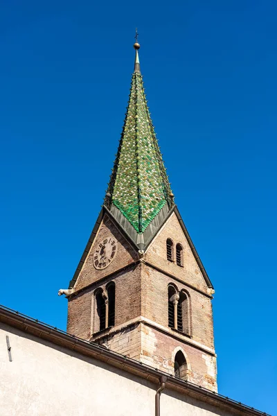 Trento Zbliżenie Dzwonnicy Kościoła Santi Pietro Paolo Zielonymi Dachówkami Majoliki — Zdjęcie stockowe
