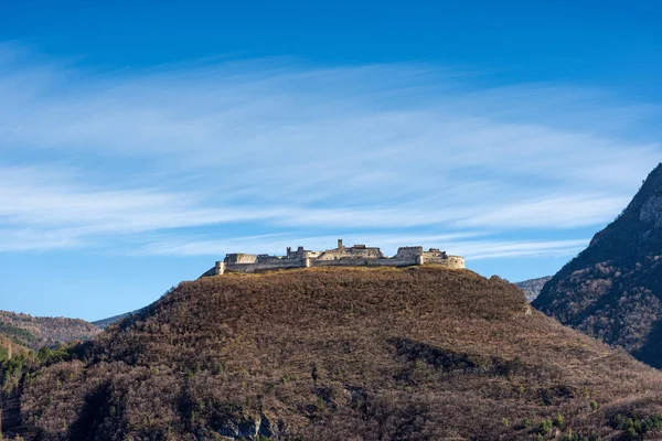 贝塞诺城堡 Castel Beseno 是意大利特伦托省贝塞内洛村的一座中世纪城堡 是意大利Trentino Alto Adige Lagarina和Adige山谷最大的防御工事 十二世纪 — 图库照片