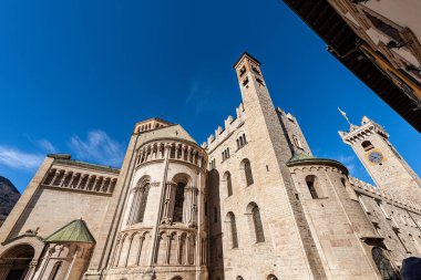 Trento şehri, San Vigilio Katedrali (Duomo di Trento, 1212-1321) ve Palazzo Pretorio 'nun (Praetorian Sarayı ve Civic Tower) ortaçağ saat kulesi. Trentino-Alto Adige, İtalya, Avrupa
