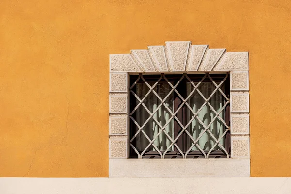 Kleines Fenster Mit Schmiedeeisernen Sicherheitsstangen Einer Orangefarbenen Und Weißen Wand — Stockfoto