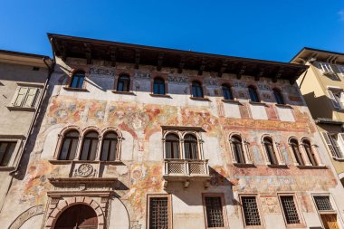 Trento şehir merkezi, Quetta Alberti Colico Sarayı, birçok freskleri olan ortaçağ sarayı. Trentino Alto Adige, İtalya, Avrupa