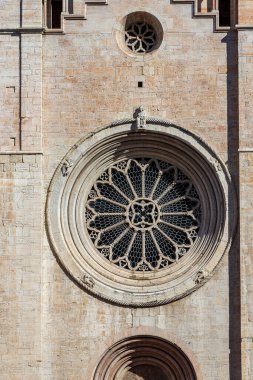 Romanesk ve Gotik tarzında San Vigilio Katedrali 'nin (Duomo di Trento, 1212-1321) ön cephesi. Trentino-Alto Adige, İtalya, Avrupa