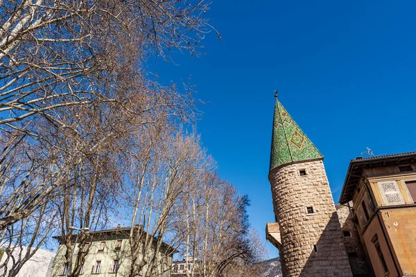 トレントのダウンタウンにある中世の時計塔であるトーレ ヴェルデ 緑の塔 緑のマヨリカの屋根瓦と浅い石の壁があります トレンティーノ アルト アディジェ イタリア ヨーロッパ — ストック写真